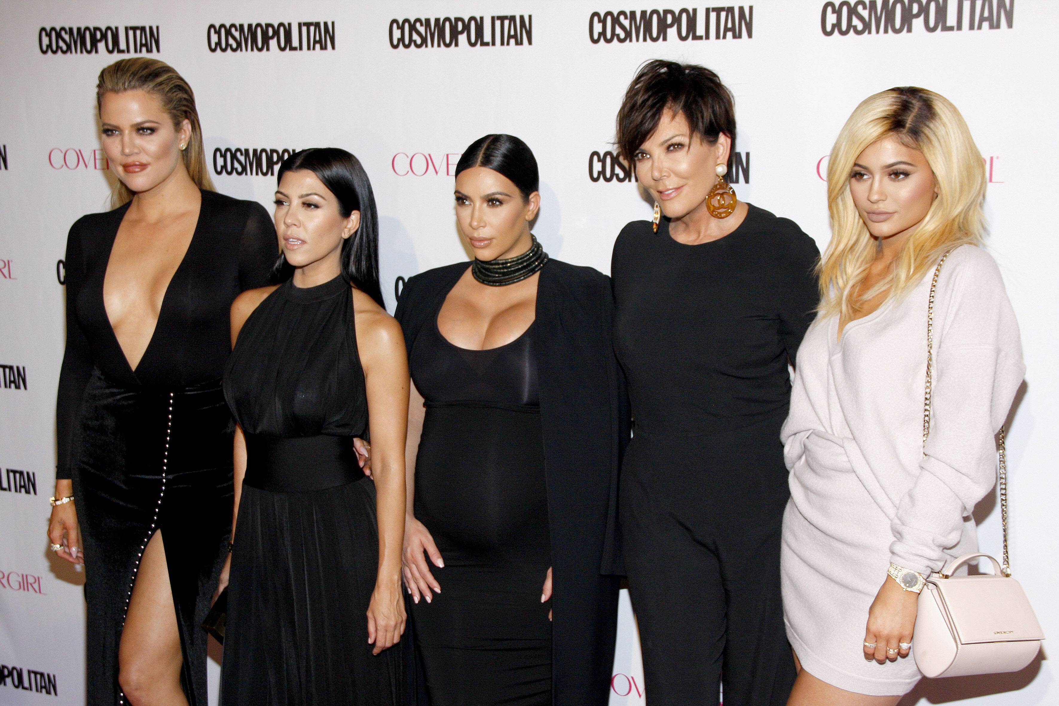 Zusammen haben sie die Macht im Showbusiness: (v.li.) Khloe Kardashian, Kourtney Kardashian, Kim Kardashian, Kris Jenner, Kylie Jenner