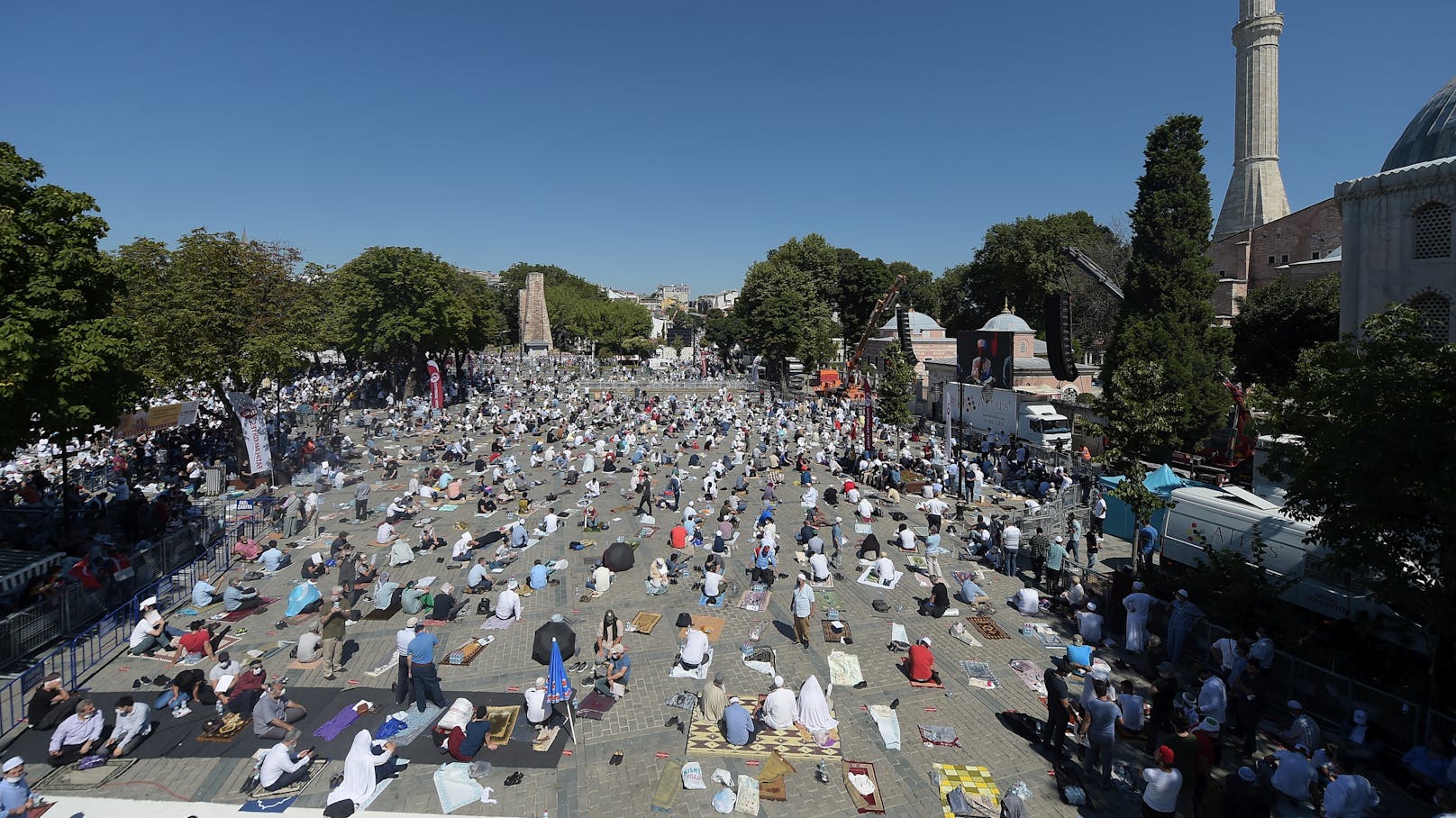 Massenansturm auf das erste Freitagsgebet am Gelände der Hagia Sophia nach ihrer Umwandlung in eine Moschee. (24. Juli 2020)