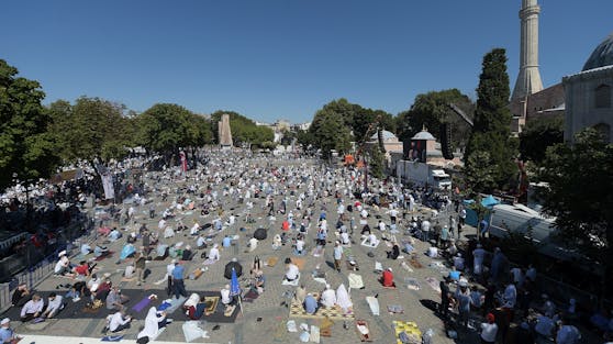 Massenansturm auf das erste Freitagsgebet am Gelände der Hagia Sophia nach ihrer Umwandlung in eine Moschee. (24. Juli 2020)