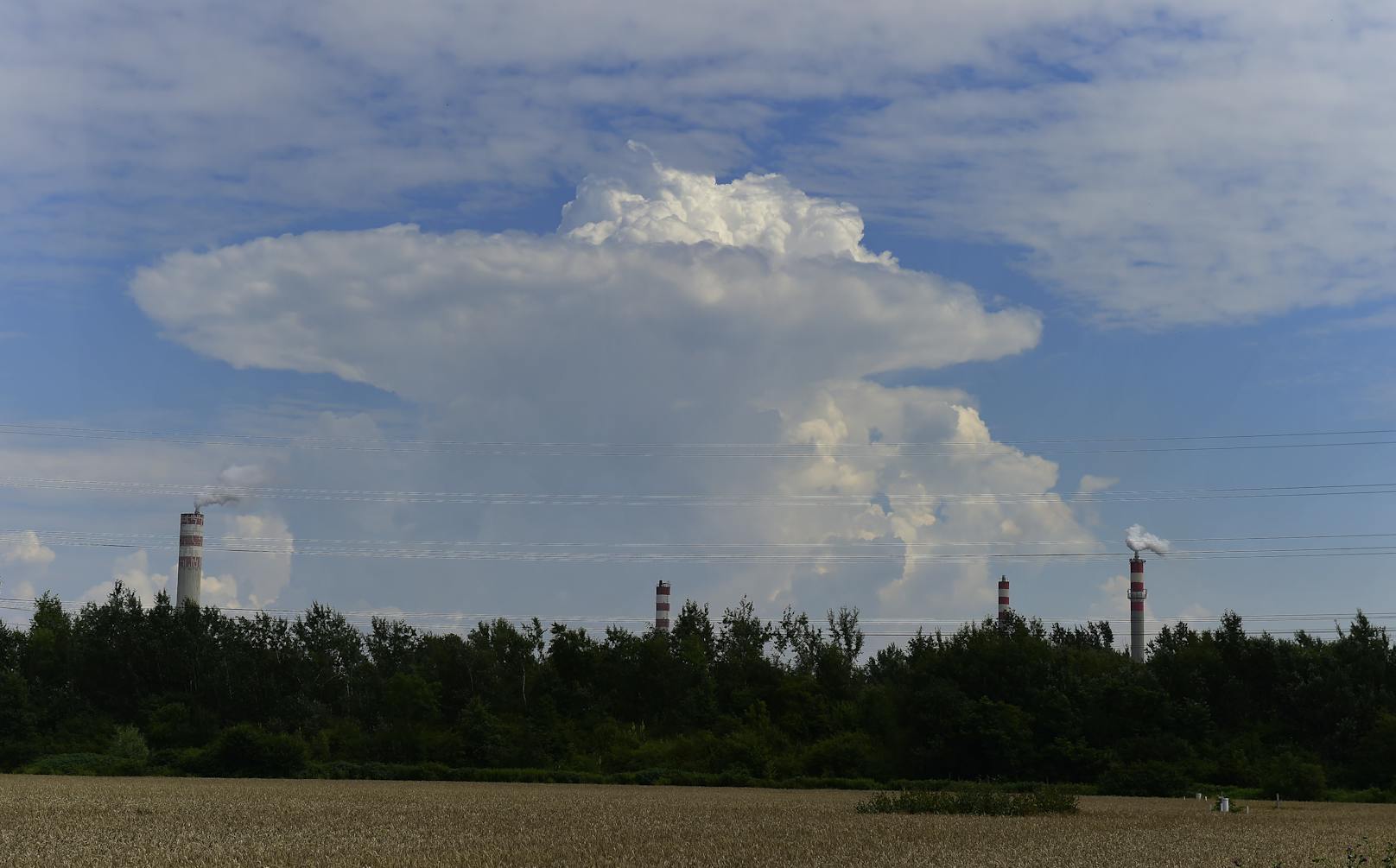 Cumulonimbus-Wolken sind hunderte Kilometer weit zu sehen. Dieses Bild wurde am 20. Juli 2020 bei Prerov (CZ) aufgenommen