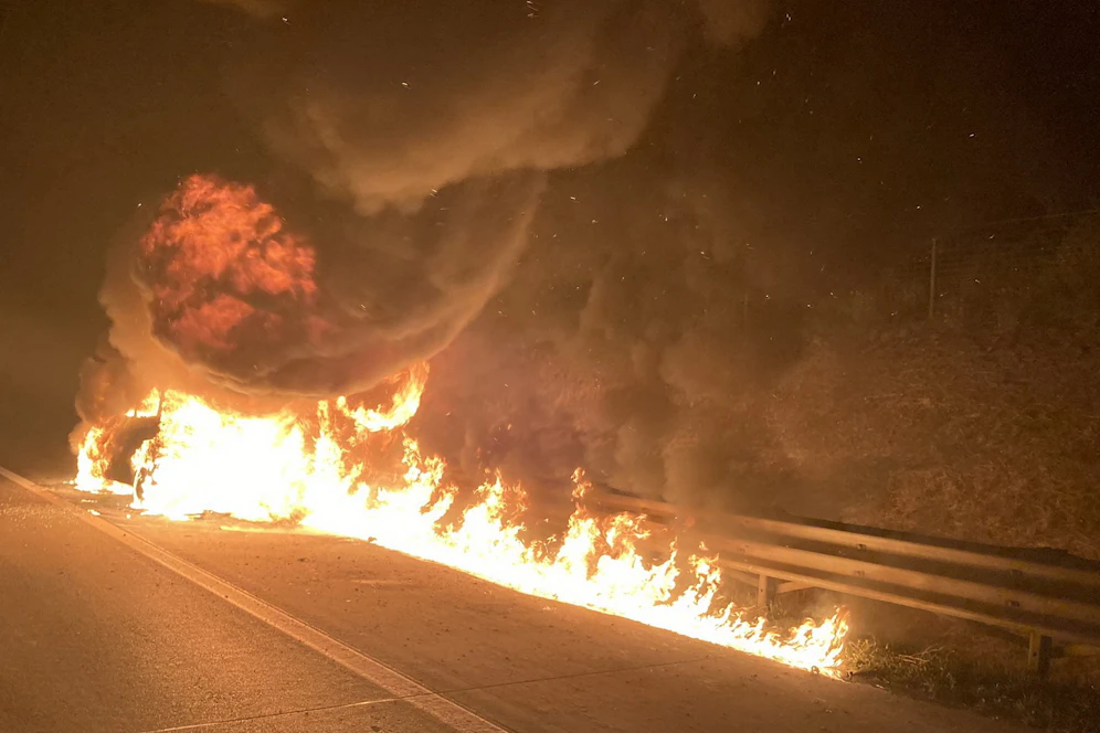 Die Feuerwehr im Löscheinsatz.