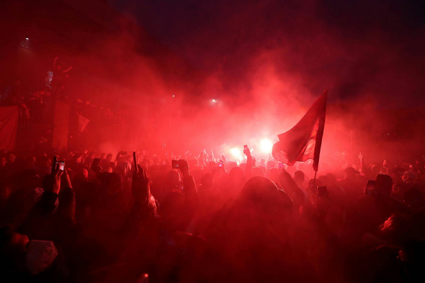 Liverpool-Fans feiern den Titel vor dem Stadion. 