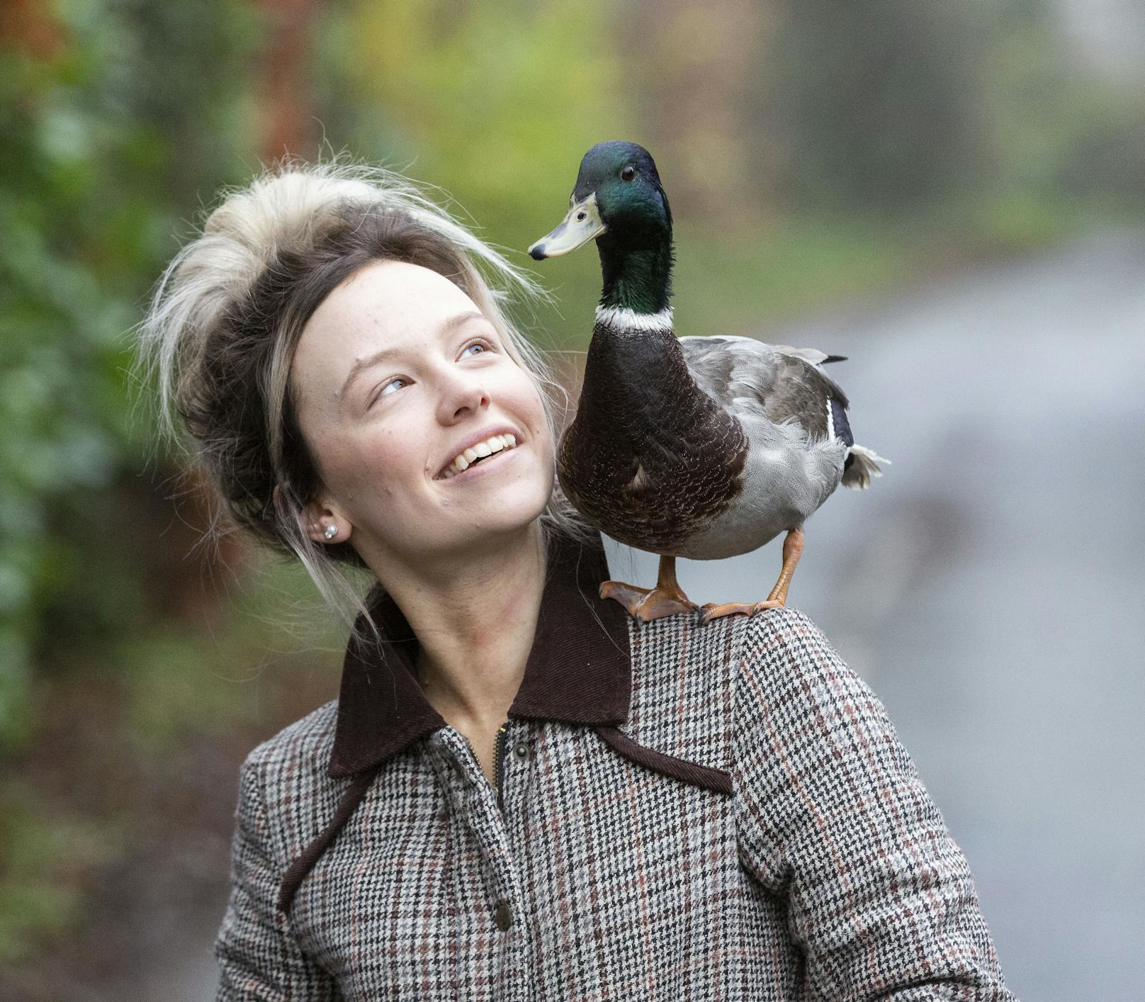Jessica Clewes hat eine Ente als Haustier.