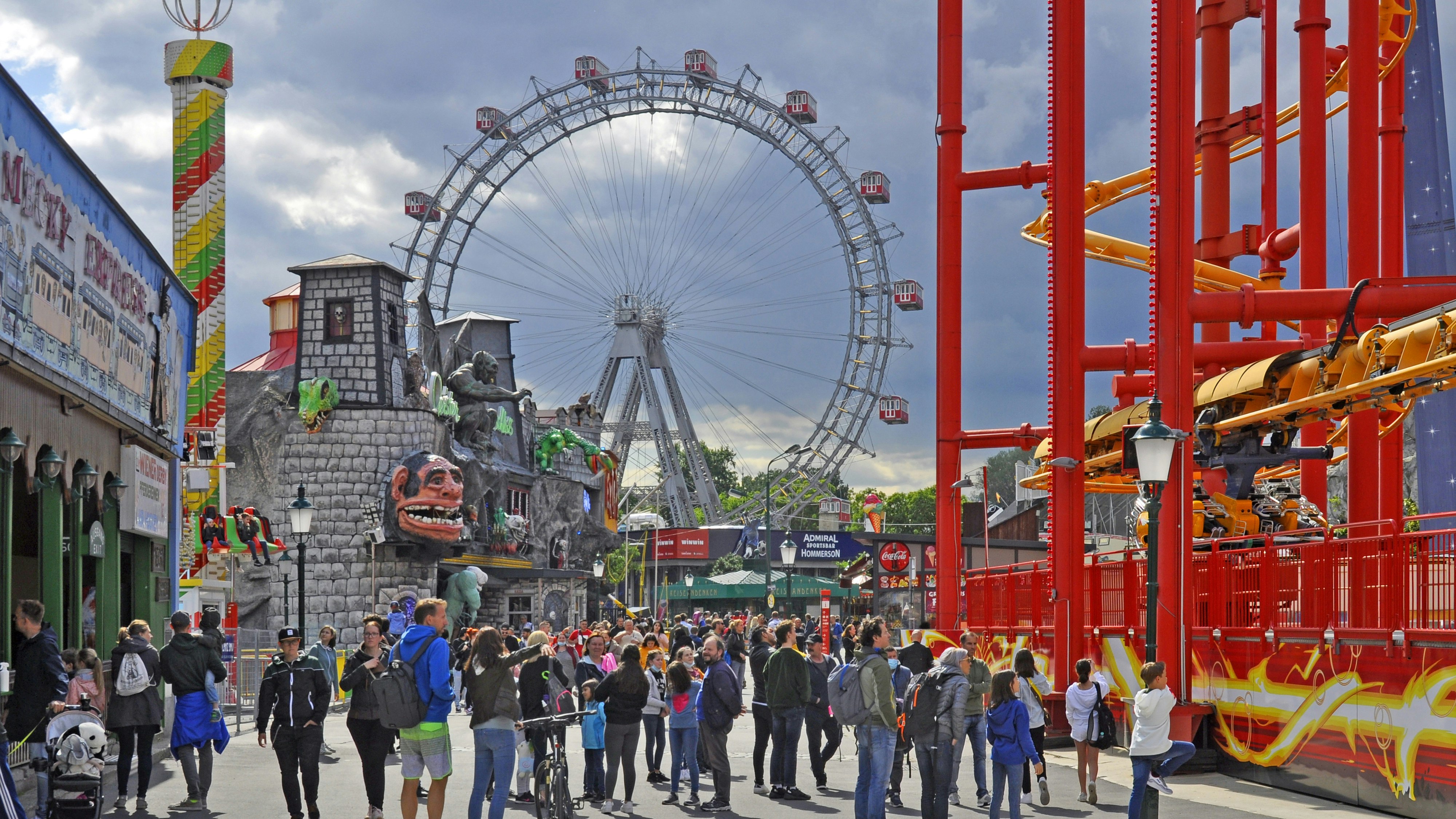 Der Wiener Wurstelprater ist wieder offen. Nach der Ausgangssperre während der Corona-Krise hat der Volksprater in Wien am letzten Maiwochenende 2020 seinen Betrieb wieder aufgenommen