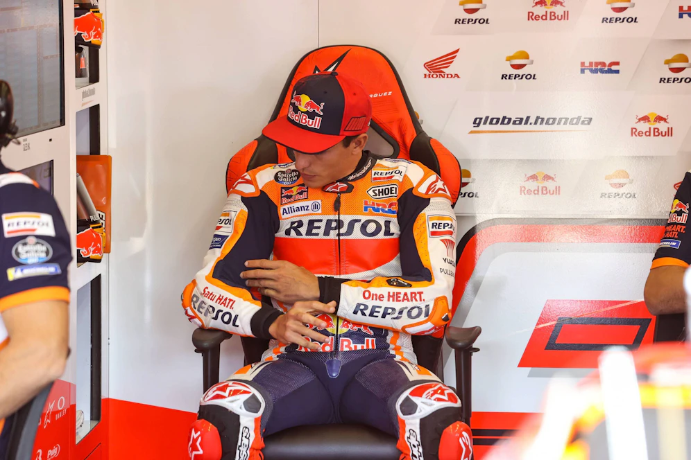 Marc Marquez leidet in Jerez sichtlich unter starken Schmerzen.