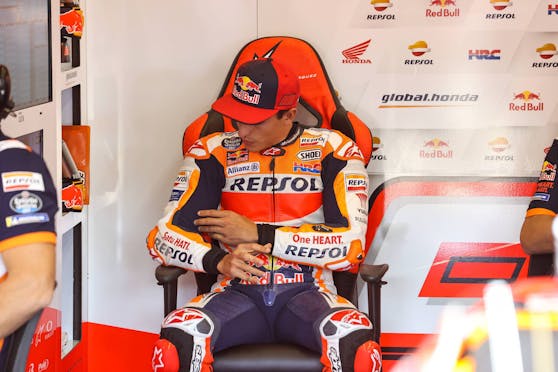 Marc Marquez leidet in Jerez sichtlich unter starken Schmerzen.