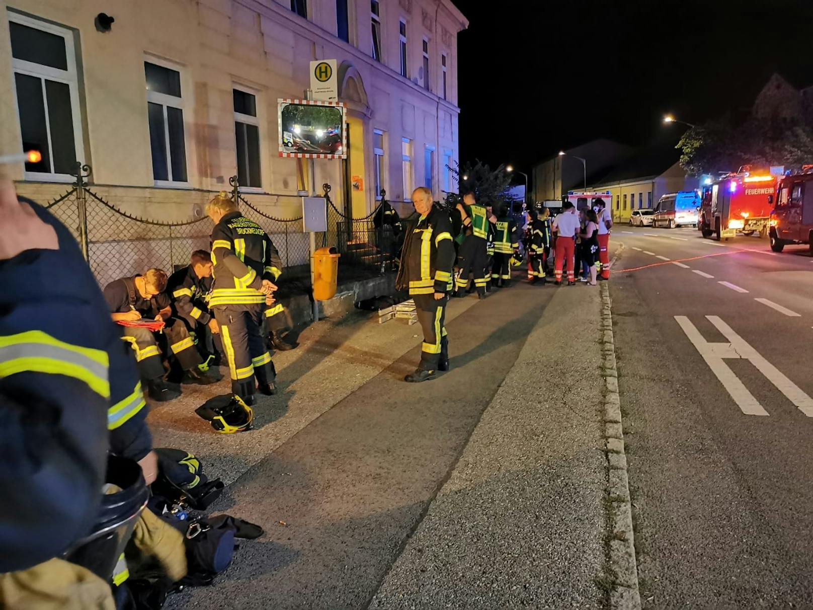 Rettung, Feuerwehr und Polizei rückten aus um ein Wohnhaus in Bruckneudorf zu evakuieren. Zwei Bewohner mussten wegen Kohlenmonoxid(CO)-Vergiftung ins Spital.