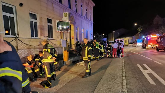 Rettung, Feuerwehr und Polizei rückten aus um ein Wohnhaus in Bruckneudorf zu evakuieren. Zwei Bewohner mussten wegen Kohlenmonoxid(CO)-Vergiftung ins Spital.