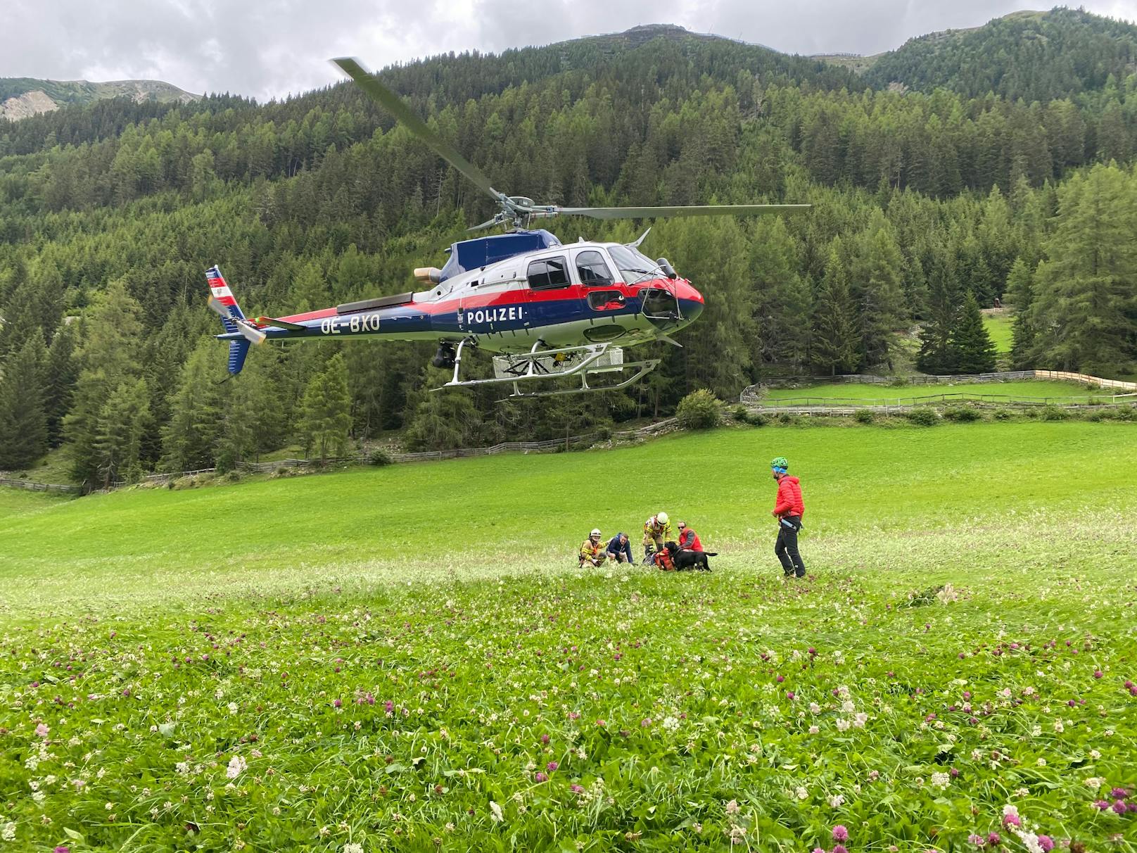 Bei einem Felssturz in Tirol ist am Samstag eine Person ums Leben gekommen.