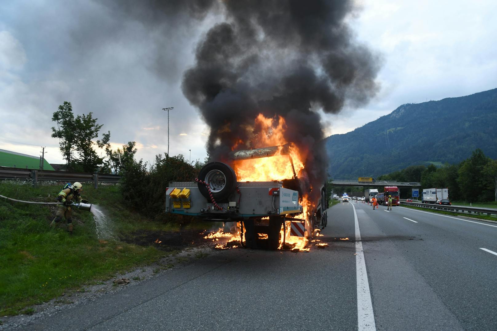 Lkw-Anhänger geht auf Inntalautobahn in Flammen auf