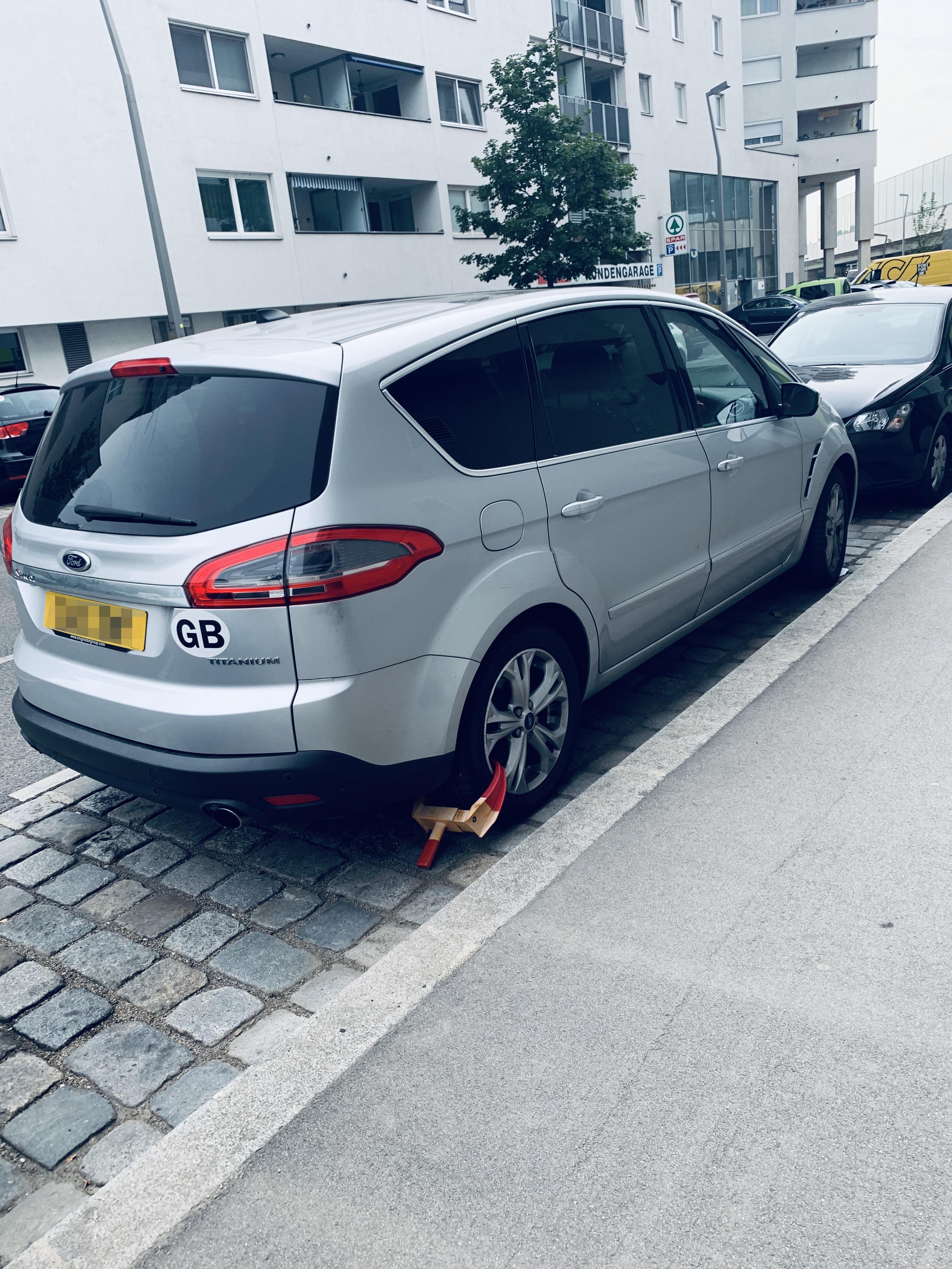 Dieser Brite traut den Wienern nicht: Eine Wegfahrsperre am Hinterreifen und eine Lenkradsperre sollen sein Auto schützen.