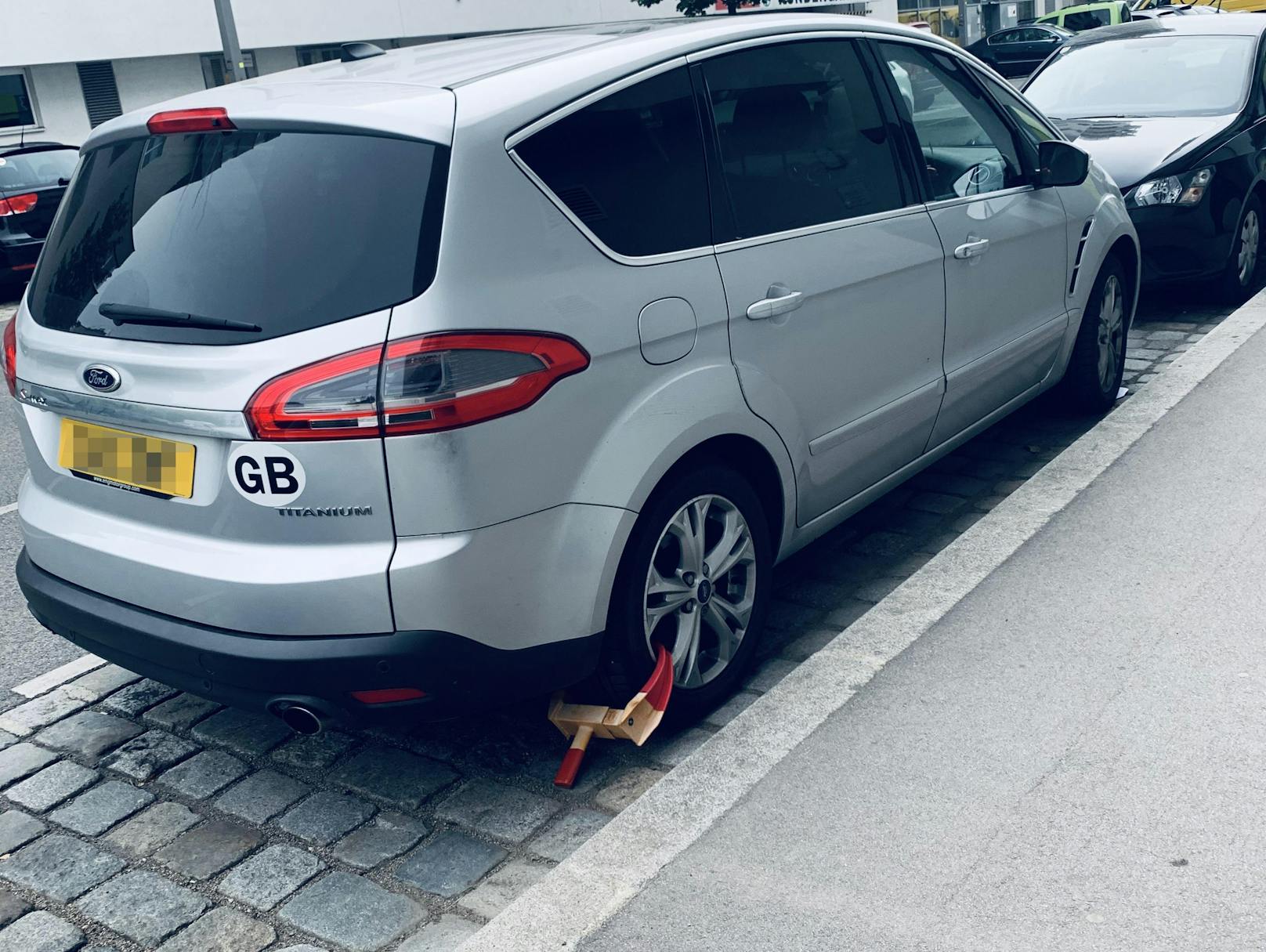 Dieser Brite traut den Wienern nicht: Eine Wegfahrsperre am Hinterreifen und eine Lenkradsperre sollen sein Auto schützen.