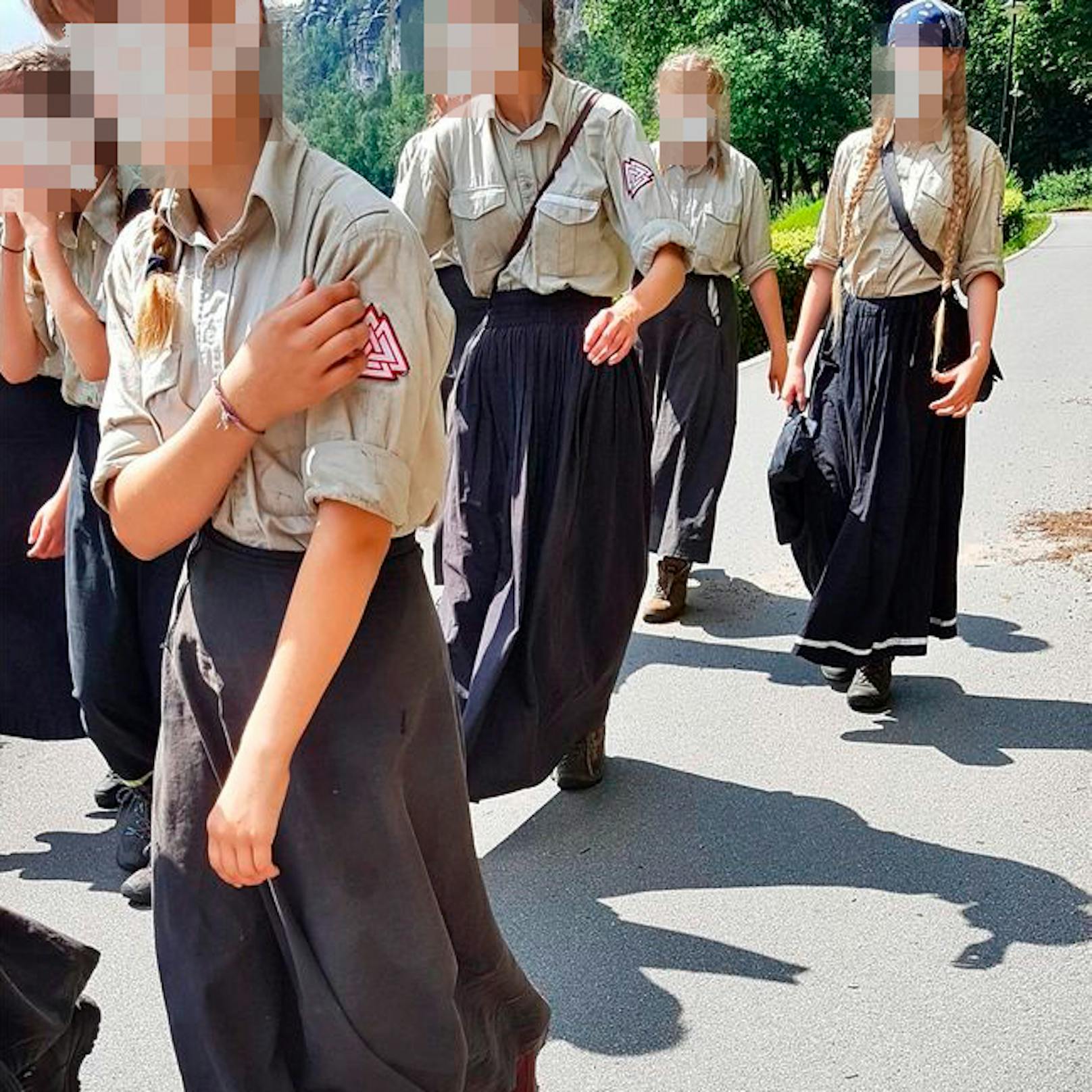 Diese Gruppe Mädchen war letzten Dienstag zwischen dem sächsischen Wehlen und Rathen gesehen worden. Die aufgenähten Abzeichen zeigen …