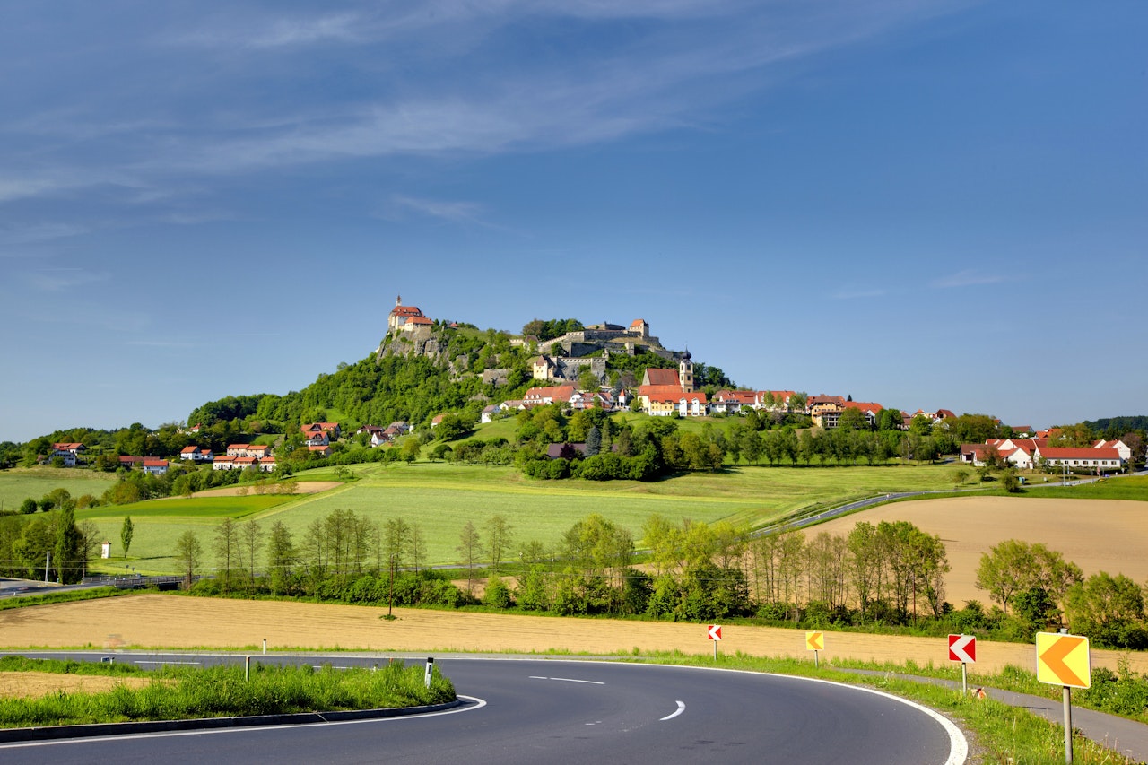 Heute.at - 21-Jähriger zündet Tschick an und stürzt in die Tiefe