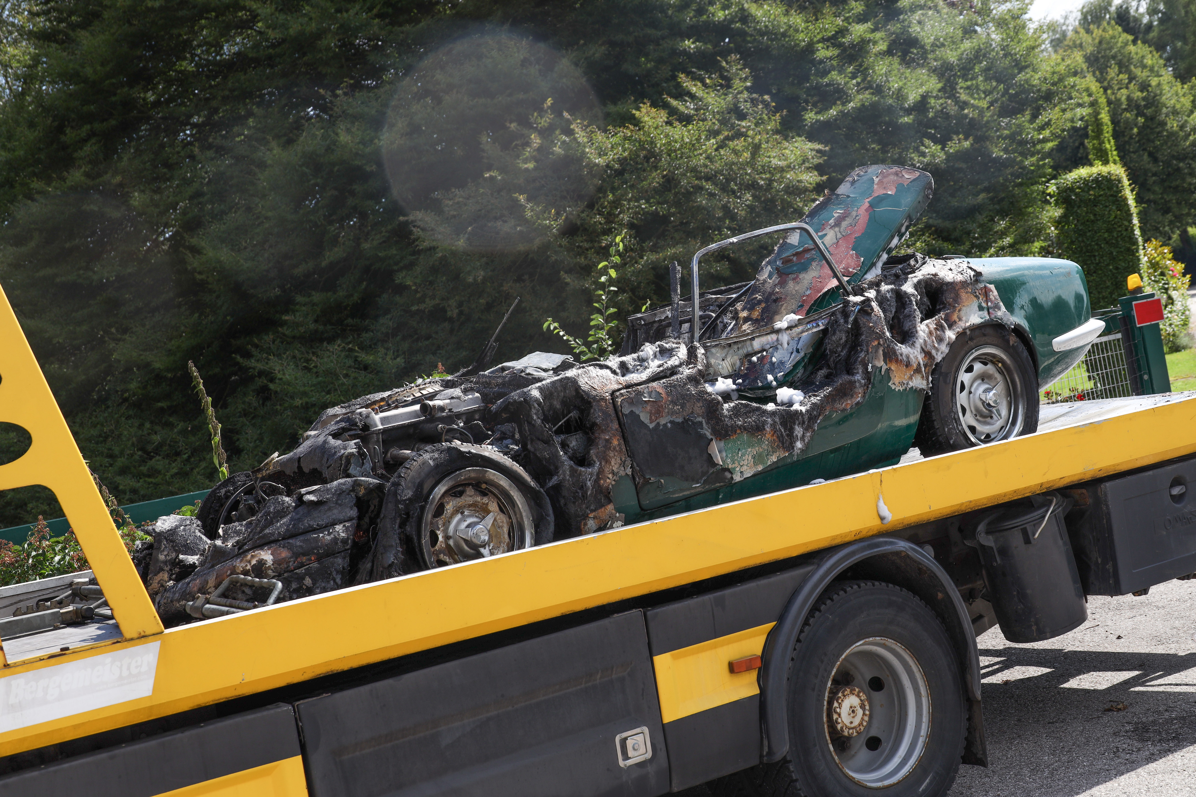 Von dem Oldtimer blieb nur mehr ein ausgebranntes Wrack übrig.
