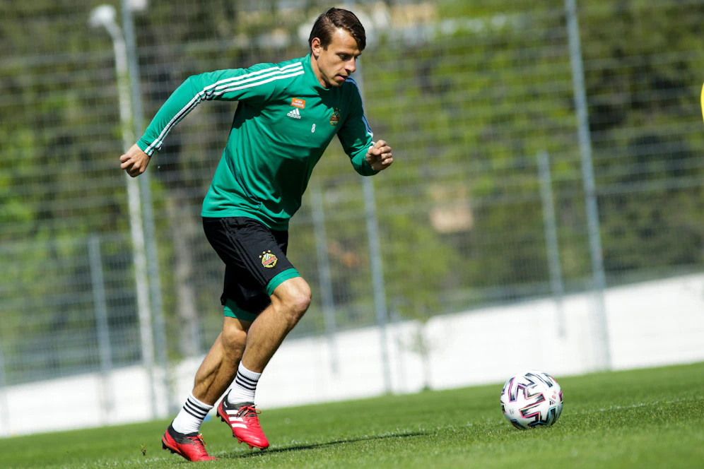 Stefan Schwab hält sich beim AMS fit, fehlt beim Rapid-Trainingsstart.