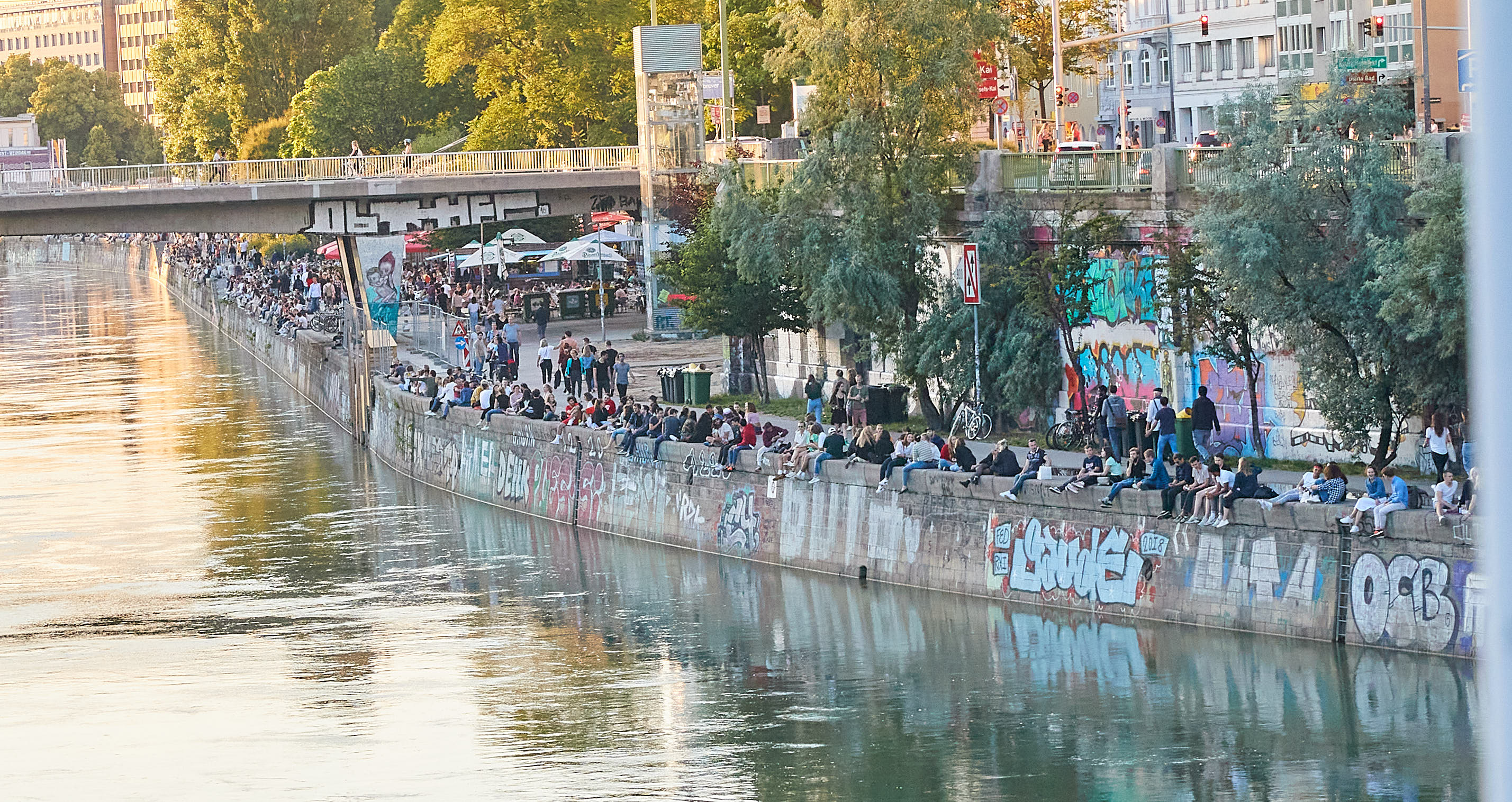 Menschen am Donaukanal.