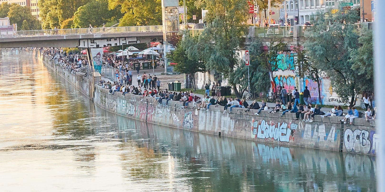 Menschen am Donaukanal.