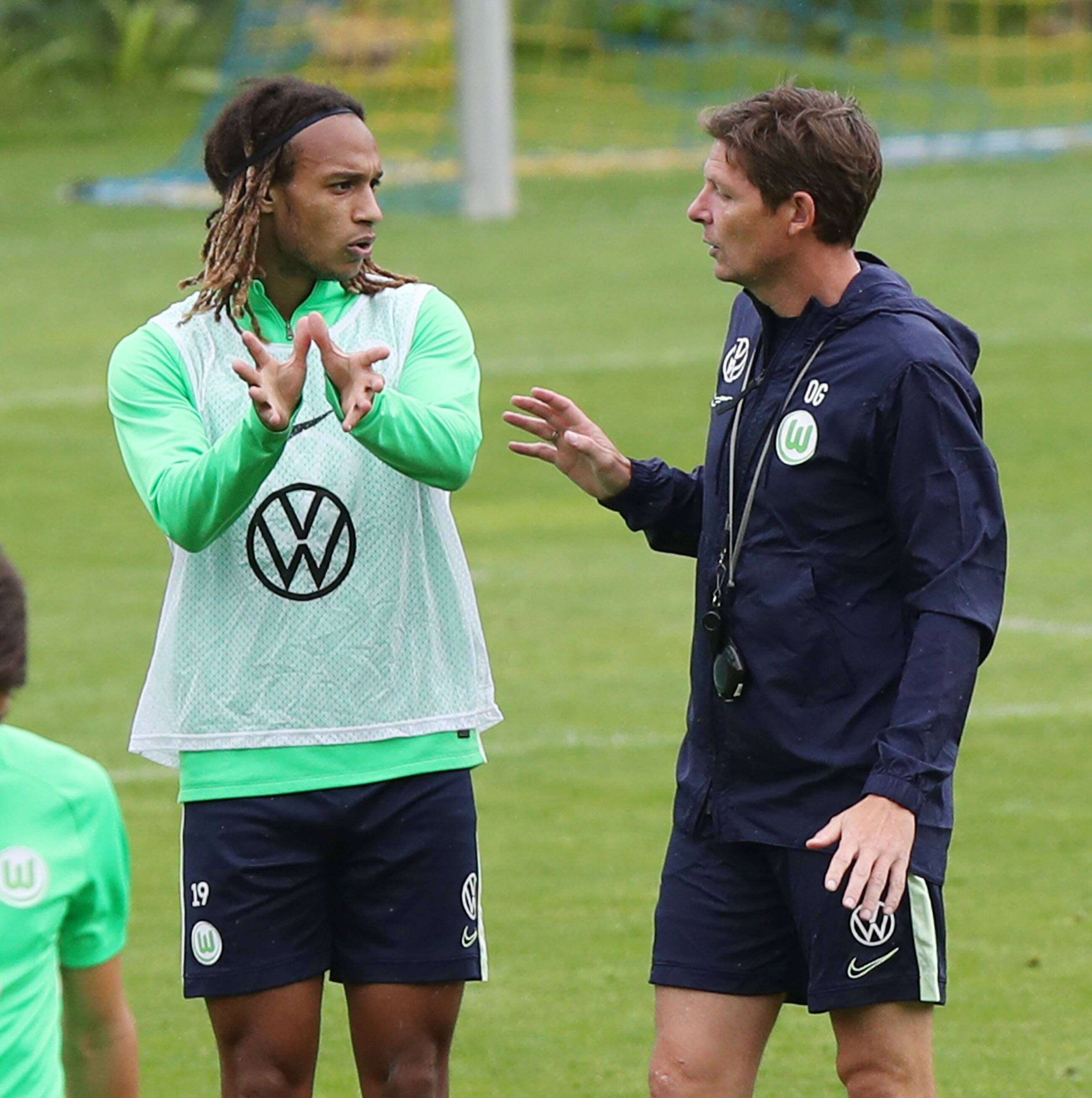 Kevin Mbabu im Gespräch mit Trainer Oliver Glasner.