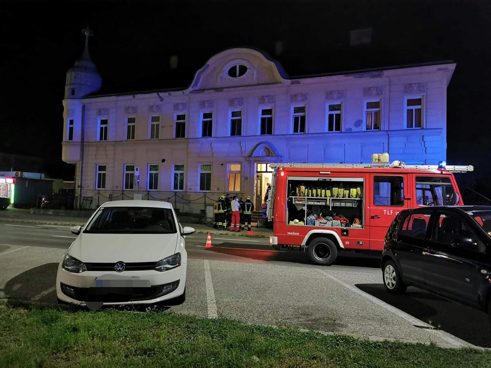Rettung, Feuerwehr und Polizei rückten aus um ein Wohnhaus in Bruckneudorf zu evakuieren. Zwei Bewohner mussten wegen Kohlenmonoxid(CO)-Vergiftung ins Spital.