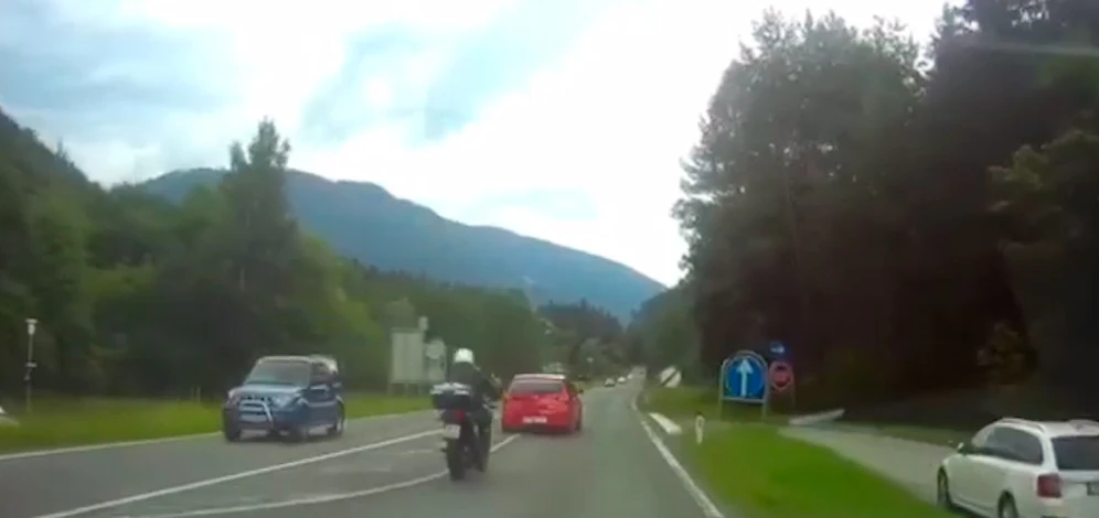 Der Raser verletzte einen Polizisten schwer.