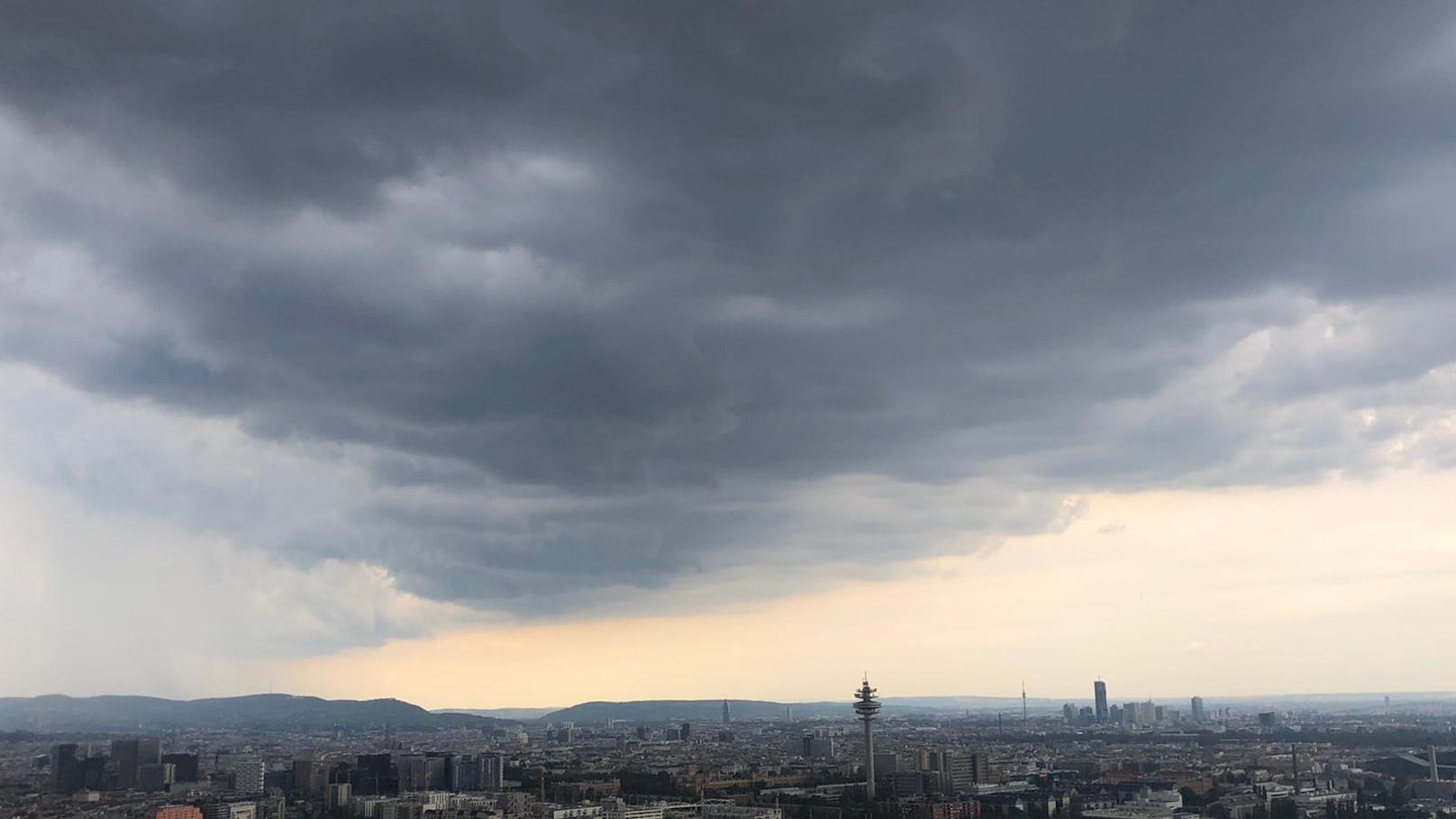 Bedrohliche Gewitterwolken rollen auf Wien zu.