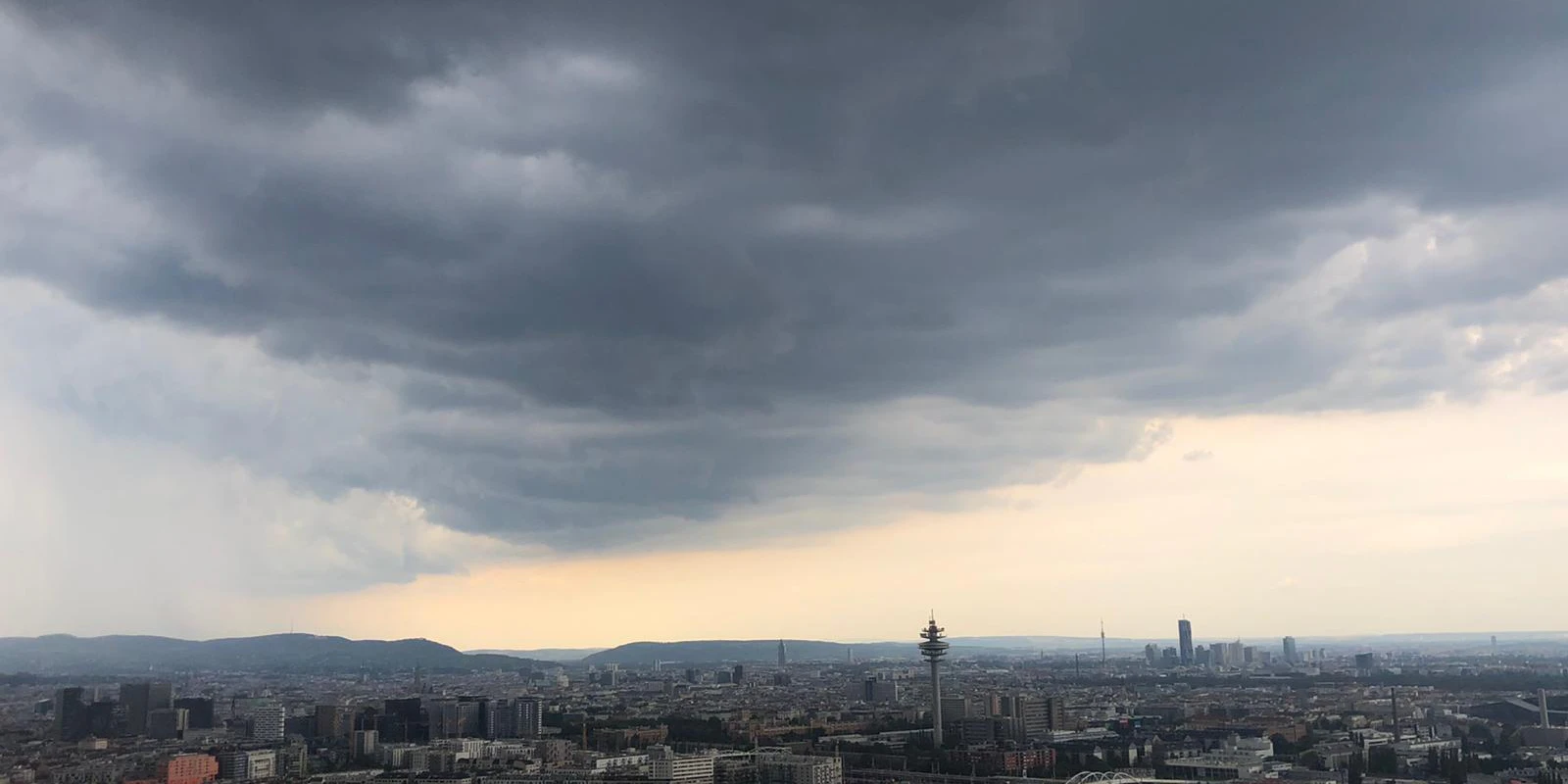 Bedrohliche Gewitterwolken rollen auf Wien