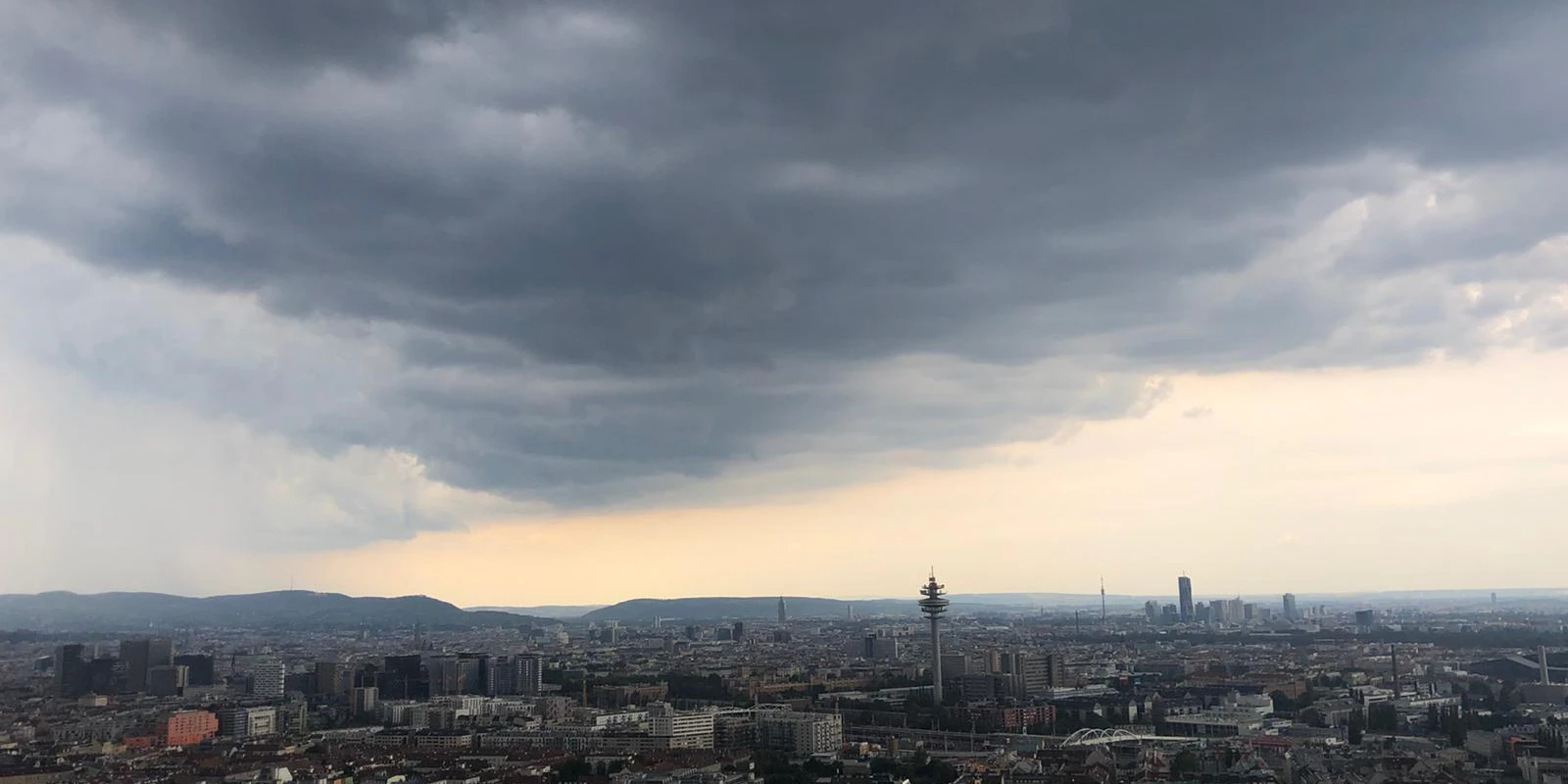 Bedrohliche Gewitterwolken rollen auf Wien