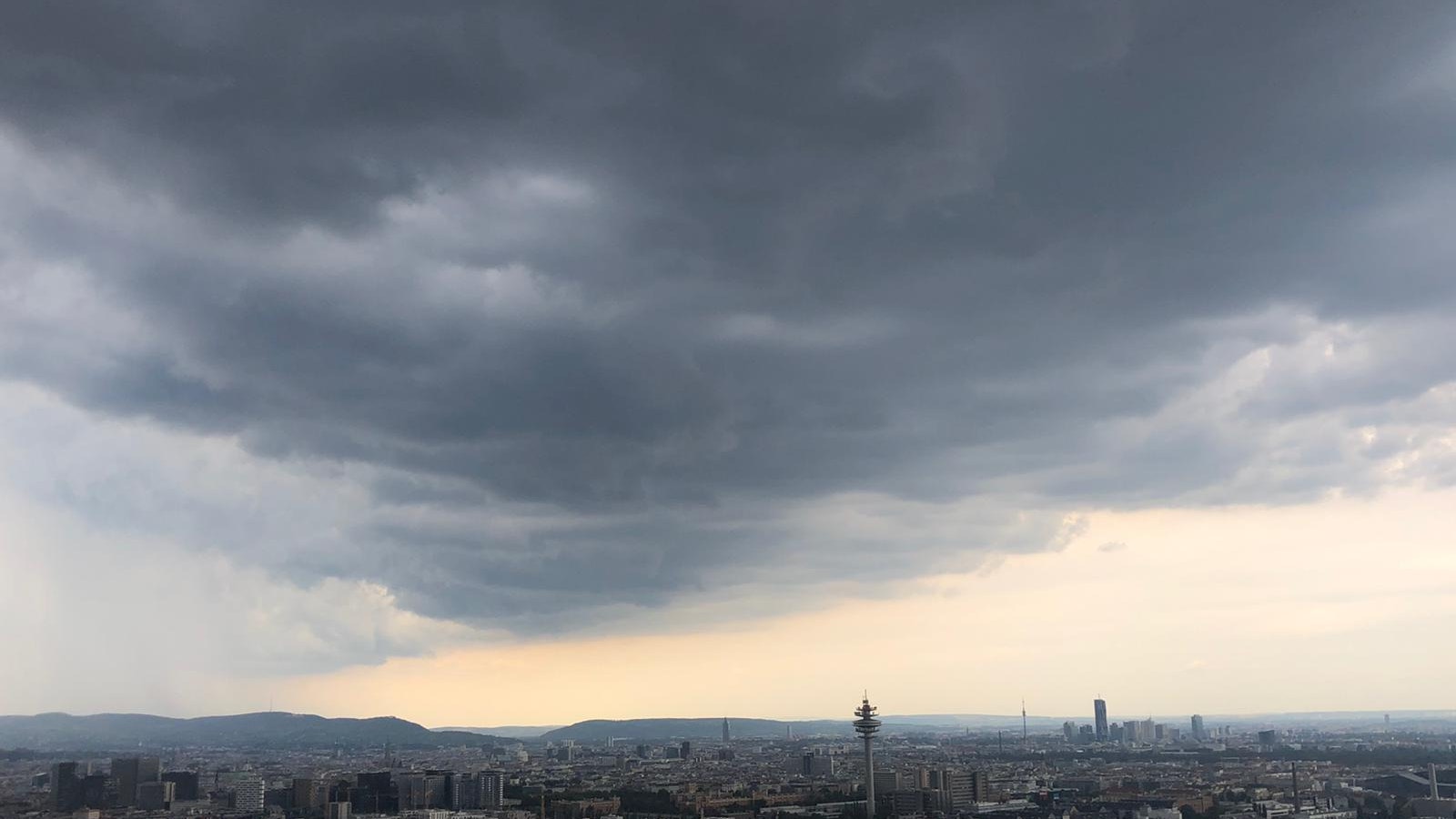 Bedrohliche Gewitterwolken rollen auf Wien