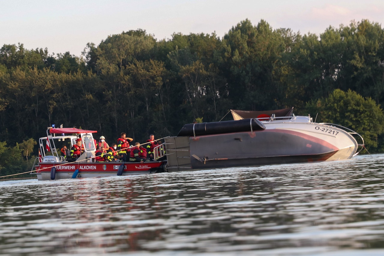 Heute.at - Crew kenterte mit selbstgebasteltem Hausboot auf Donau