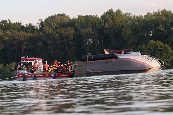 Vier Passagiere mussten von der Feuerwehr aus dem Wasser gerettet werden. 