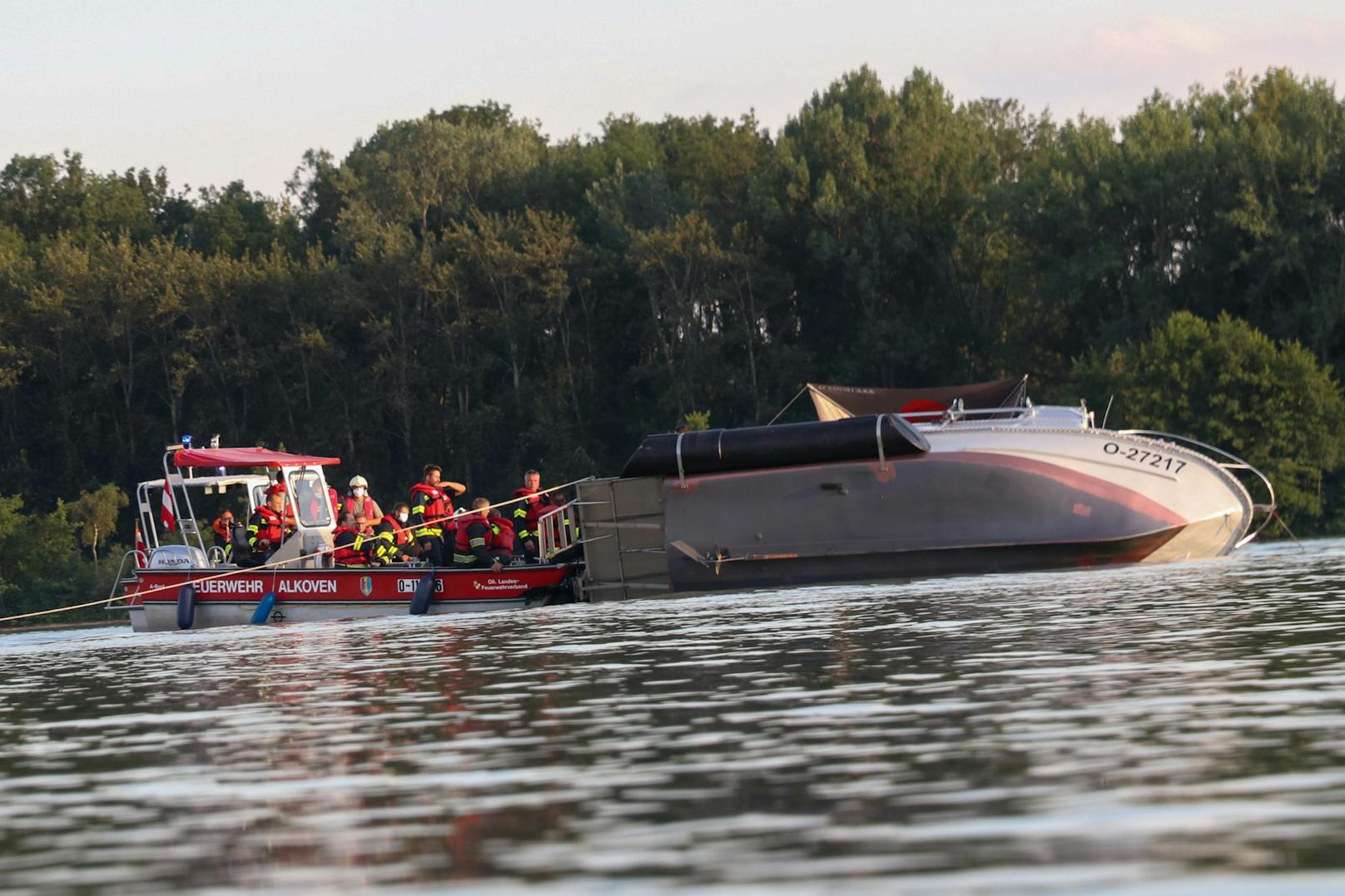 Crew kenterte mit selbstgebasteltem Hausboot auf Donau
