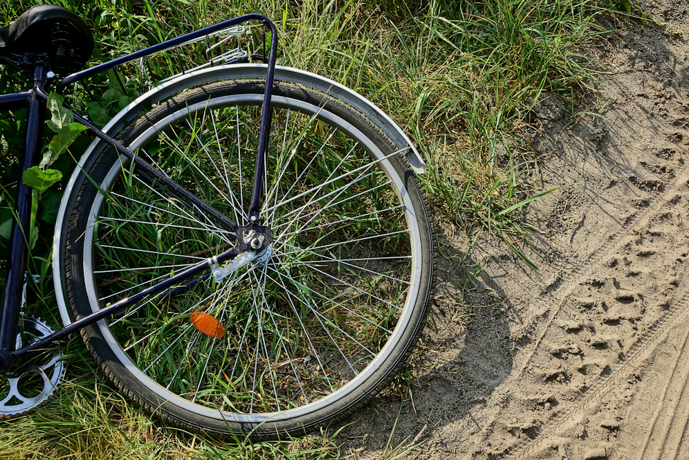 Der Unbekannte stieß die Frau vom Fahrrad.