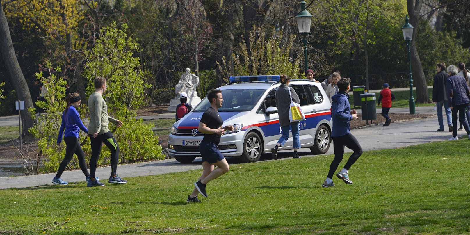 Die Polizei kontrolliert im Stadtpark Wien die Corona-Maßnahmen.