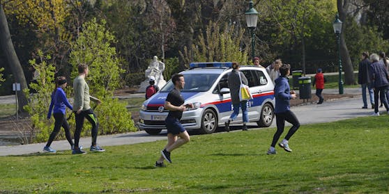 Die Polizei kontrolliert im Stadtpark Wien die Corona-Maßnahmen.
