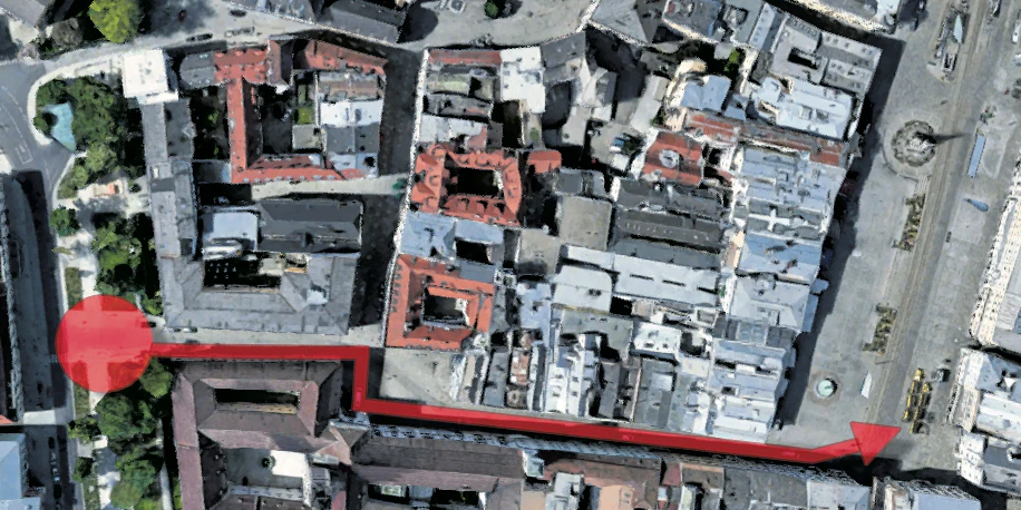 Die Demonstranten stehen am Eingang zur Theatergasse (Kreis), damit wird es für Autofahrer nicht möglich sein, auf diesem Wege auf den Hauptplatz zu kommen.