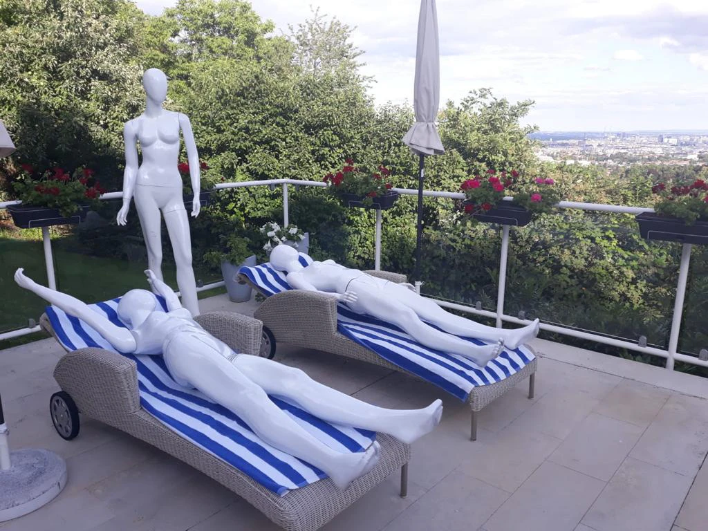 Weil keine seiner Damen Zeit hatte, drapierte Lugner Schaufensterpuppen um seinen Pool.