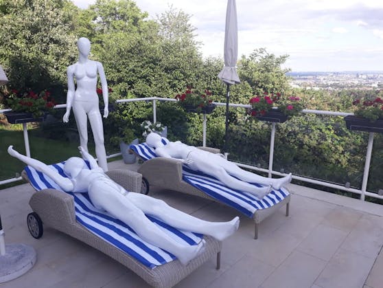 Weil keine seiner Damen Zeit hatte, drapierte Lugner Schaufensterpuppen um seinen Pool.