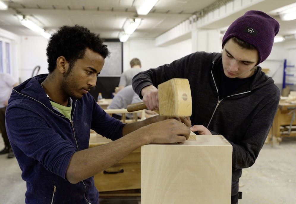 Lehrlinge im Beruf Tischler. Symbolbild