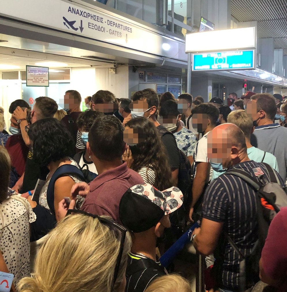 Chaos am Flughafen von Kos. So sah es vor Ort aus.