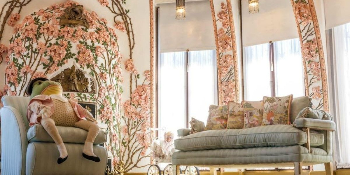 Mit einem erschöpften Frosch auf einem Sessel wirbt der Mar-a-Lago-Club auf seiner Website. Stammt das Kuscheltier vielleicht aus Trumps persönlicher Sammlung?