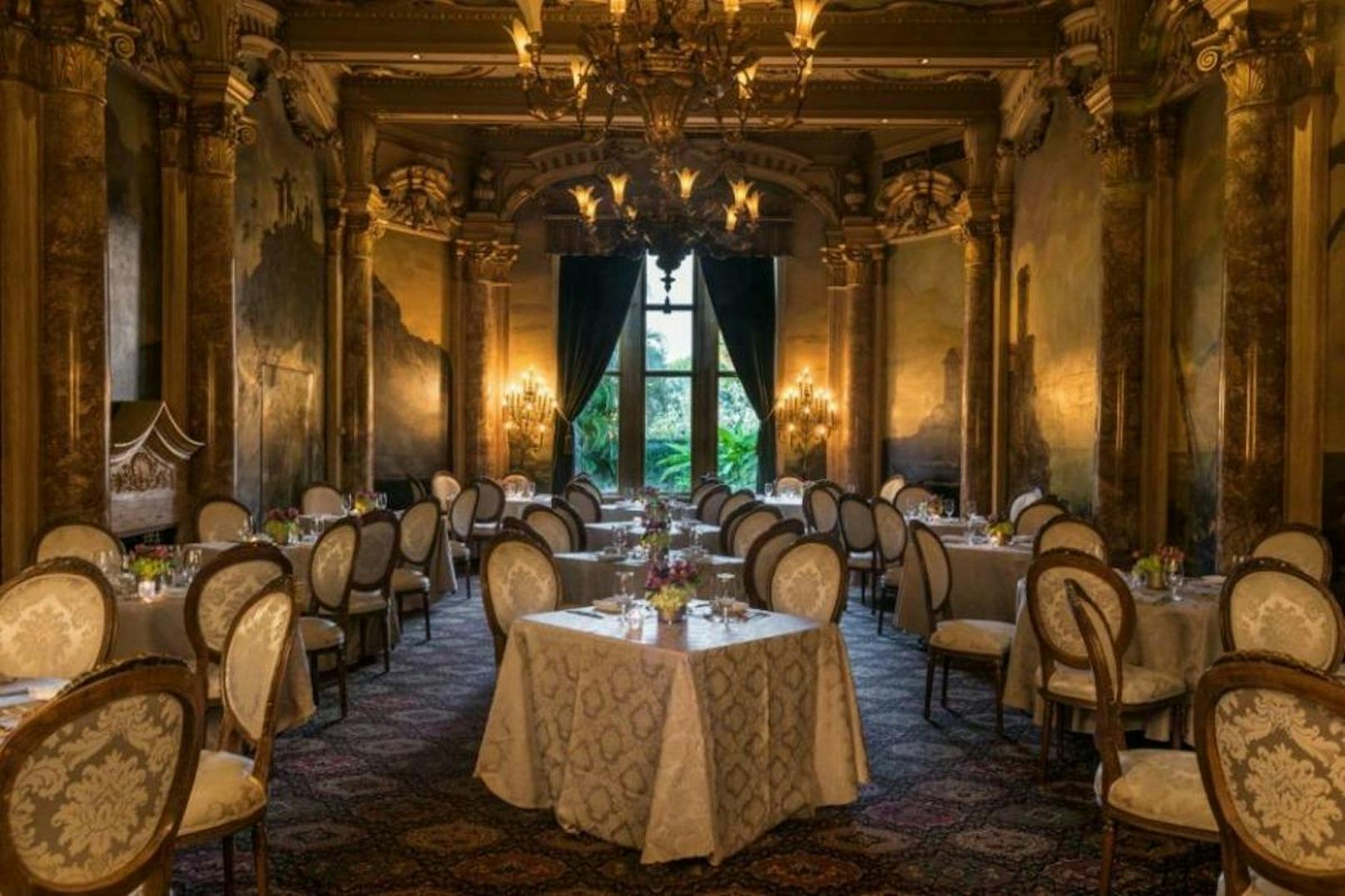 Im Restaurant wähnt man sich fast in Schloss Versailles.