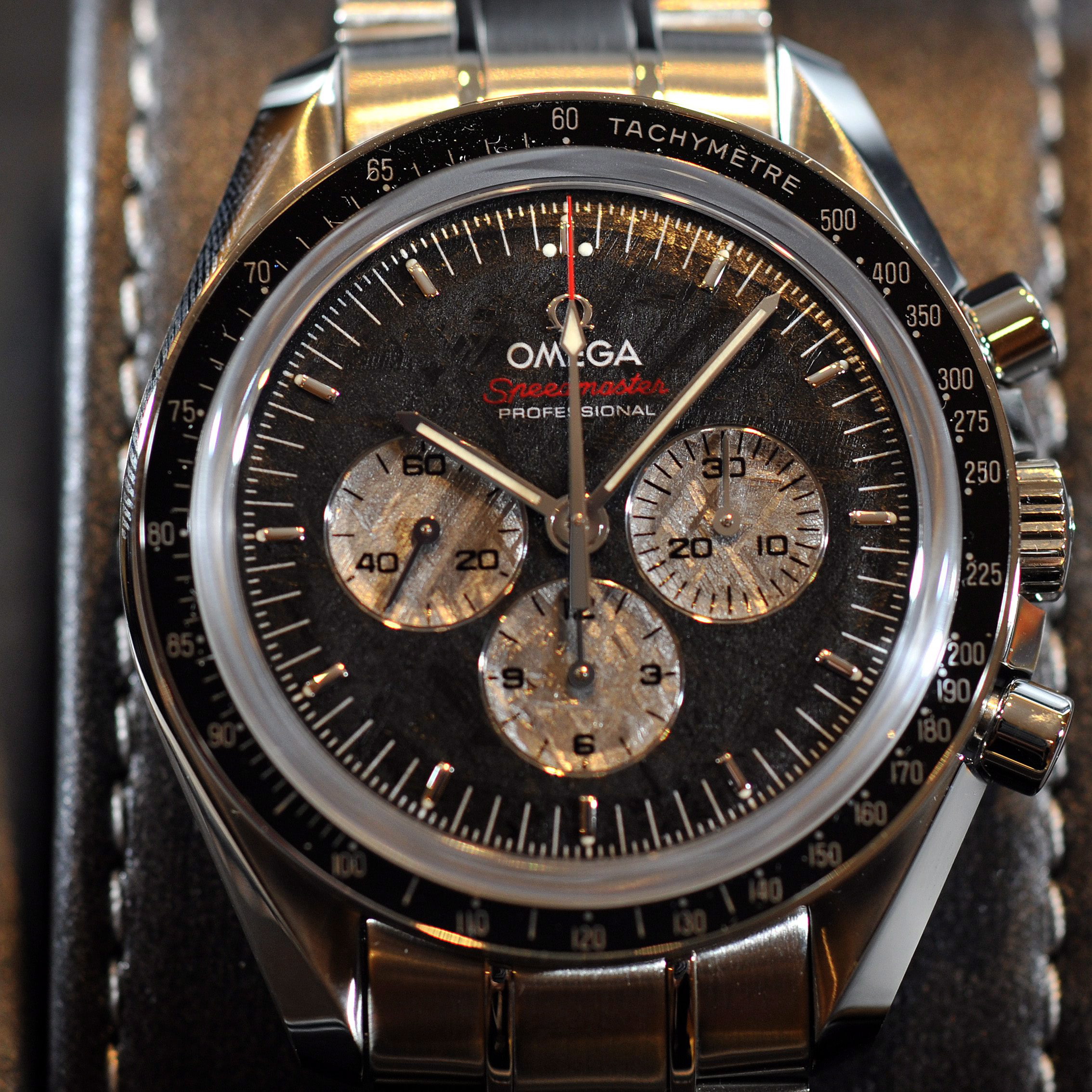 Eine Omega Speedmaster Apollo-Soyuz Limited Edition in einem Display bei der "Baselworld" 2010