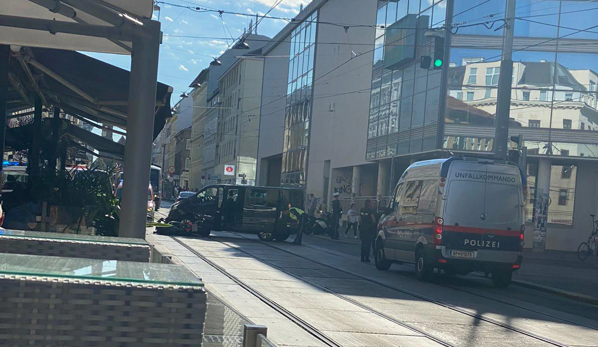 Ein 29-jähriger Motorrad-Lenker wurde bei dem Unfall schwer verletzt.