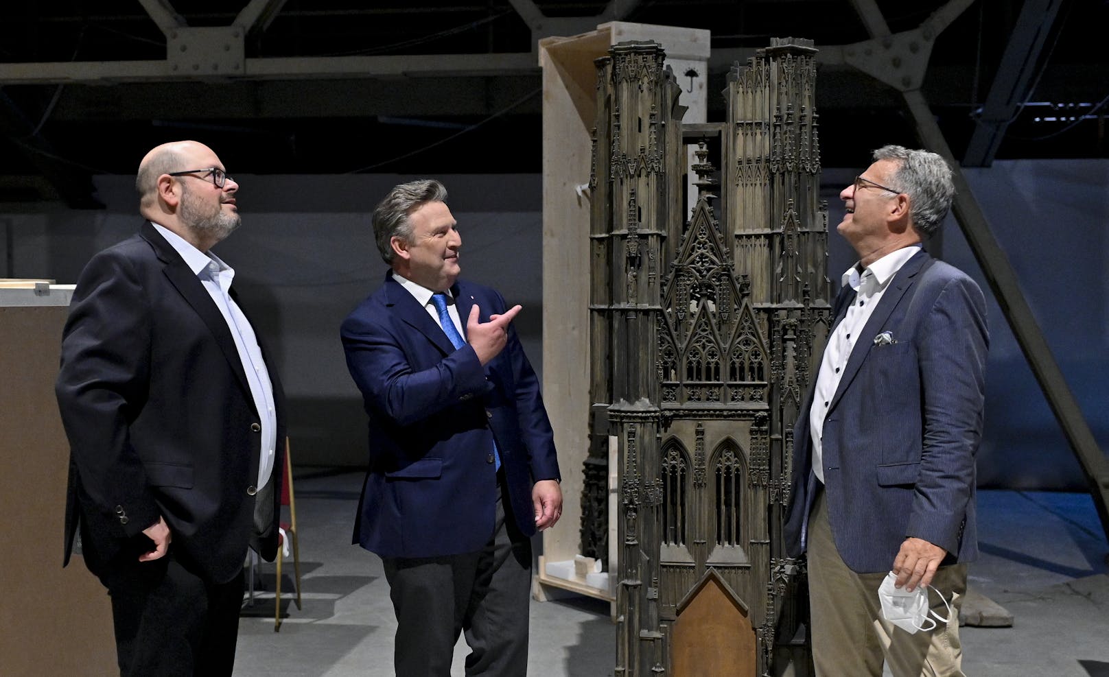 Der Leiter des Wien Museums, Matti Bunzl, mit Bürgermeister Michael Ludwig, Dombaumeister Wolfgang Zehetner und dem Mini-Steffl.