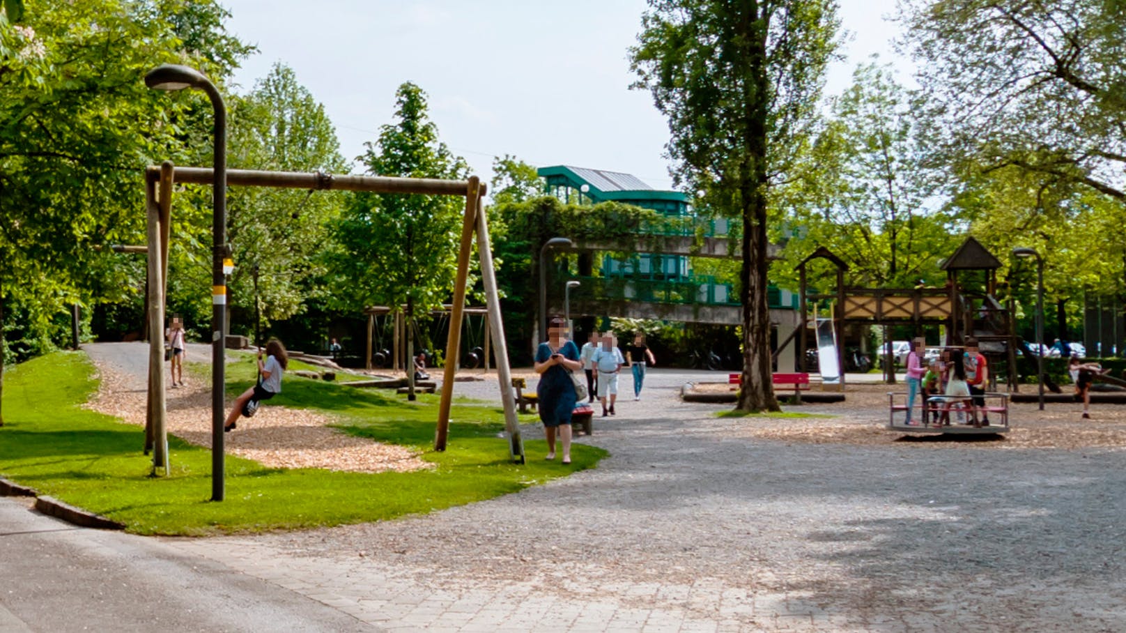 Der Kinderspielplatz an der Seepromenade in Bregenz: Genau hier, zwischen Seilrutsche und Kinderkarrussel soll es zu dem Vorfall gekommen sein