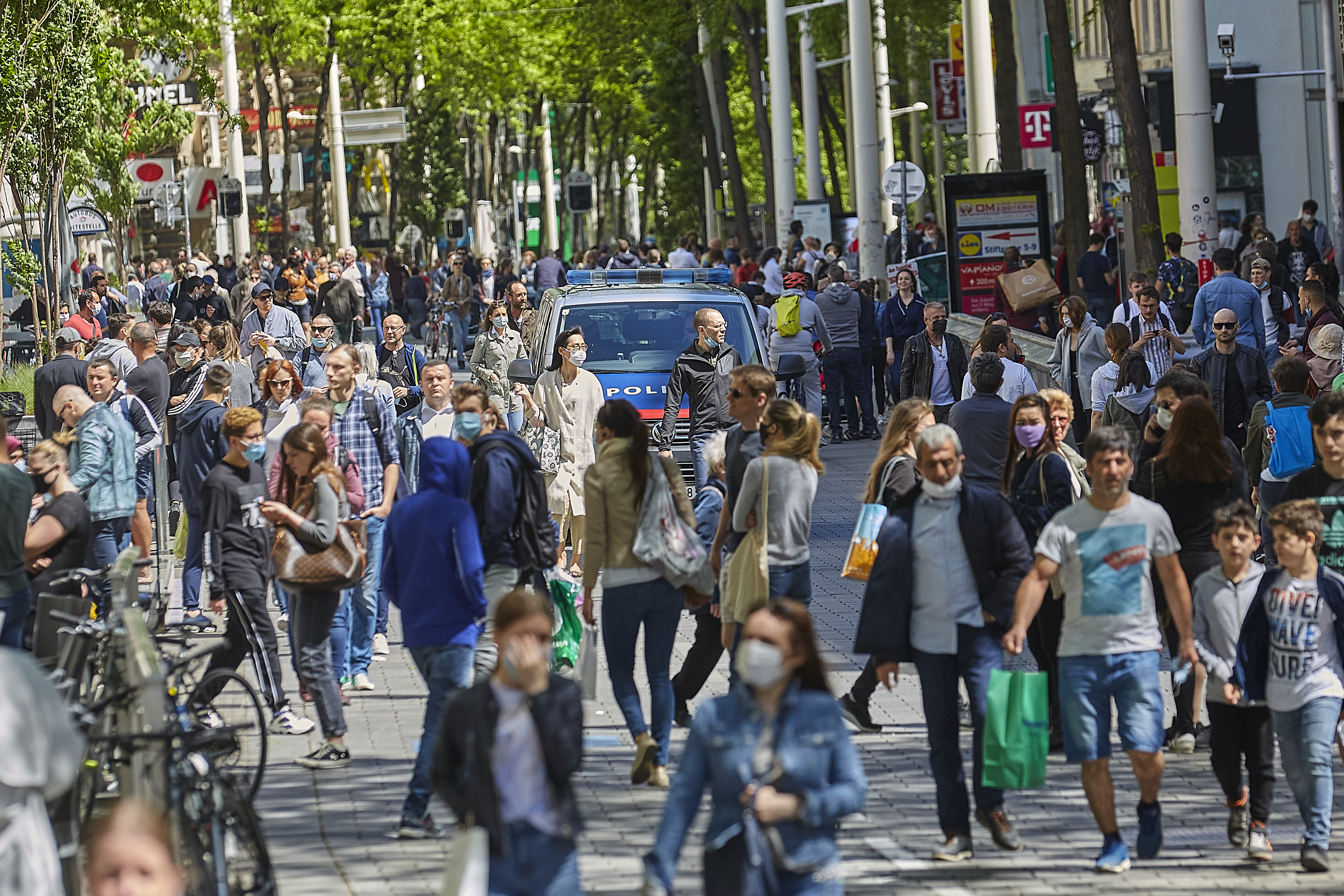 Menschen auf der Mariahilferstraße in Wien.