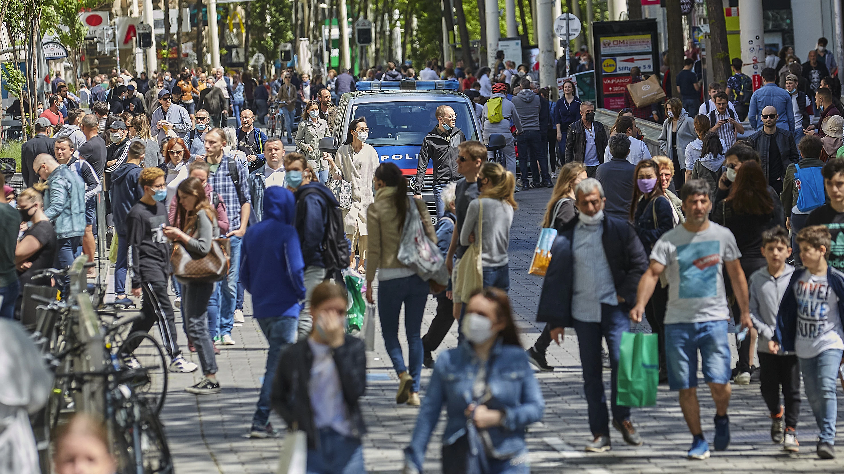 Menschen auf der Mariahilferstraße in Wien.