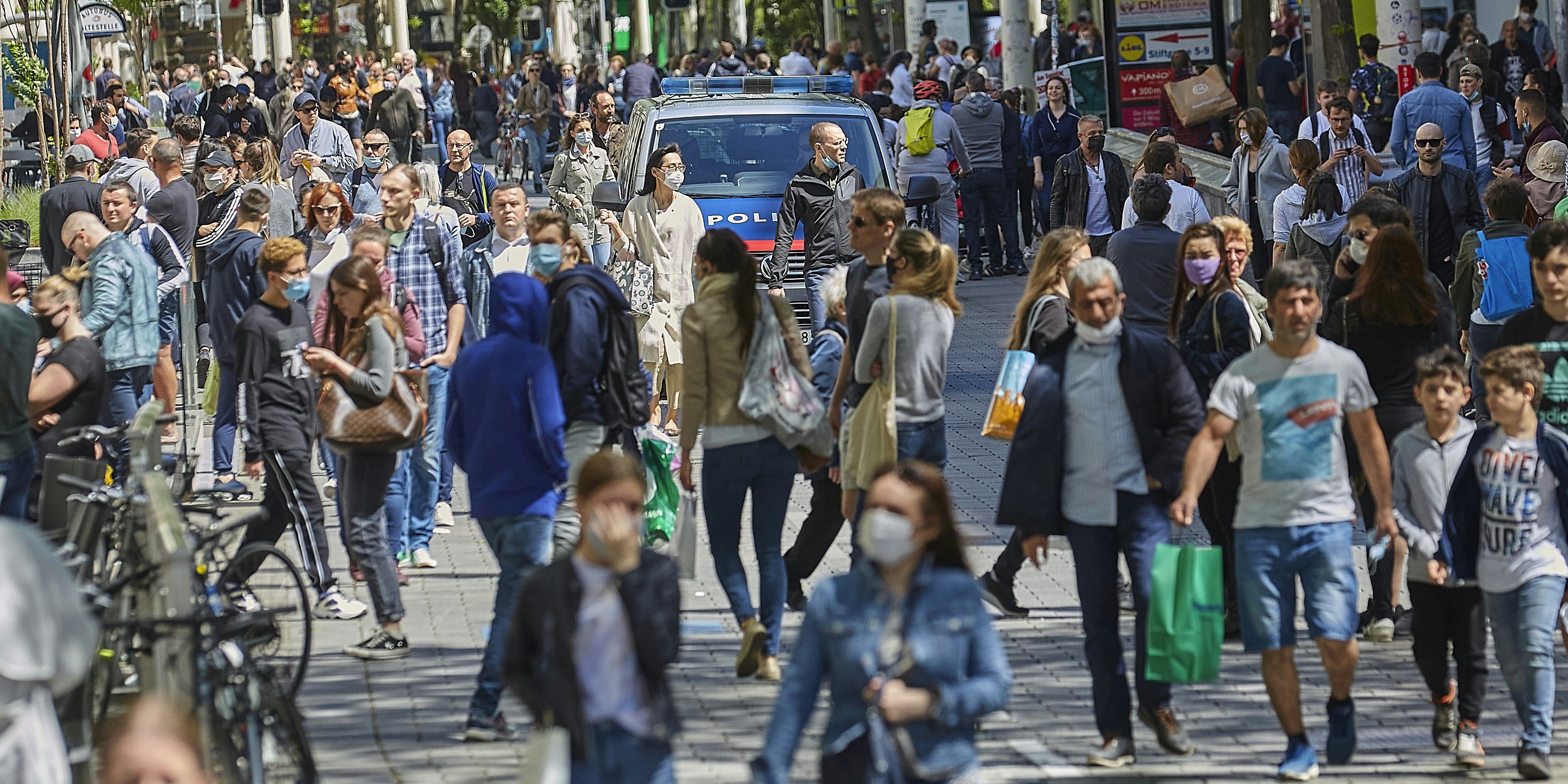 Menschen auf der Mariahilferstraße in Wien.