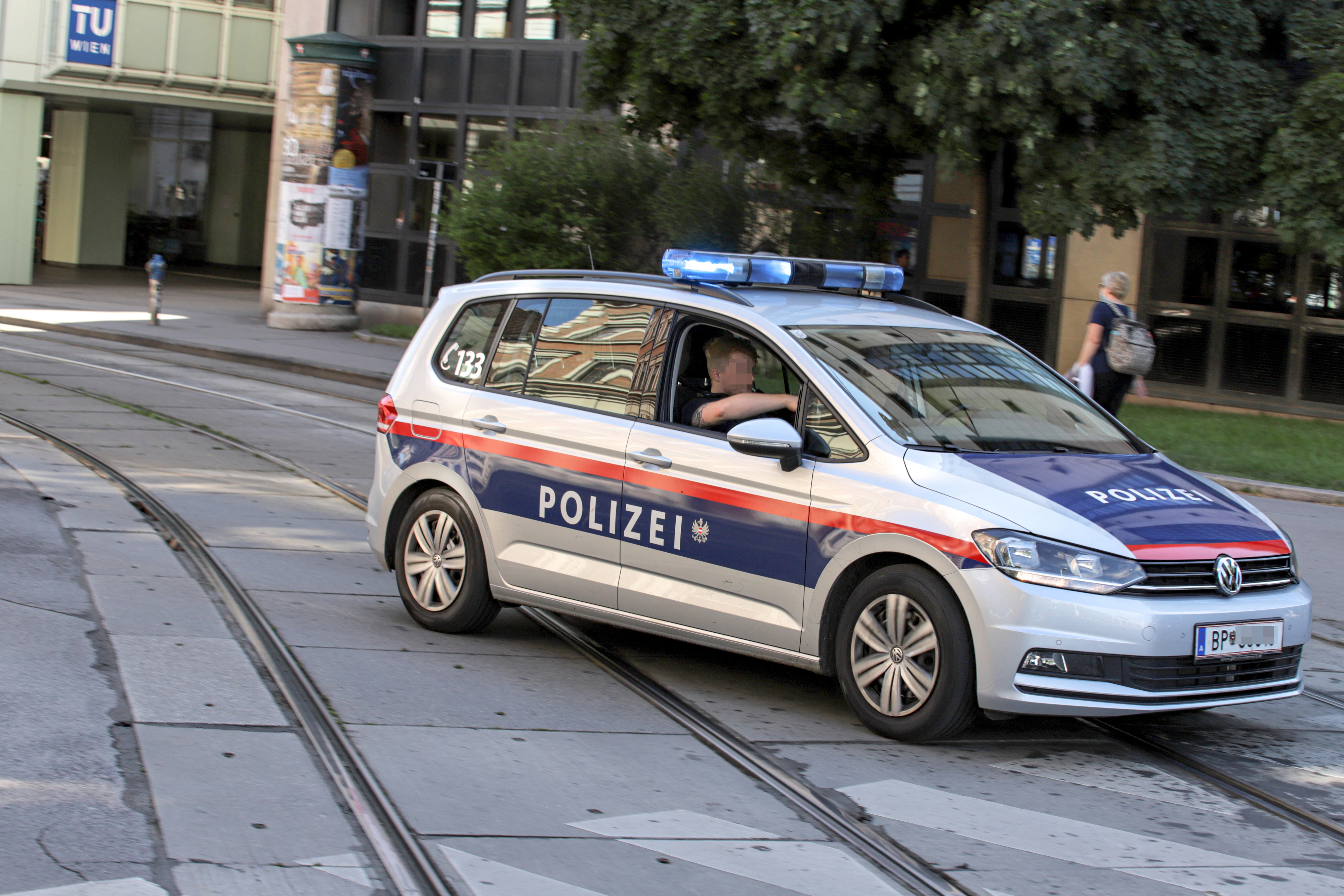 Funkstreife der Polizei Wien fährt mit einem eingeschalteten Blaulicht zu einem Einsatzort in Wien. Symbolbild